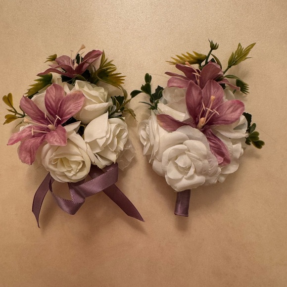 New Silk Floral Corsage and Boutonnière Set - Picture 6 of 6